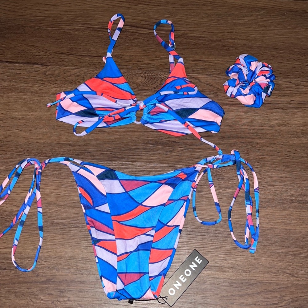 OneOne bikini with matching scrunchie in the abstract pattern